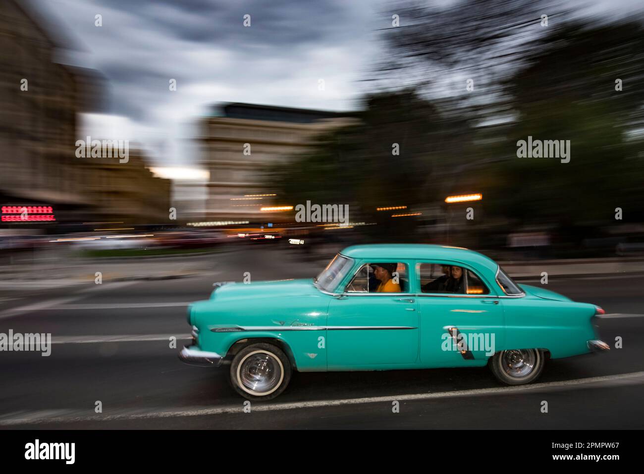 Voiture classique conduite dans la rue à la Havane, Cuba ; la Havane, Cuba Banque D'Images