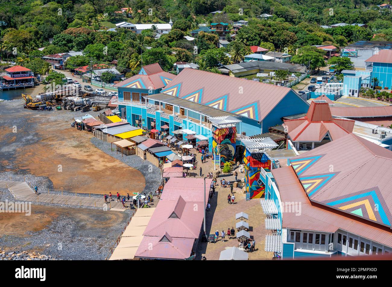 Roatan, Honduras - 30 mars 2023 : installations du port de croisière à Roatan, Honduras. Banque D'Images