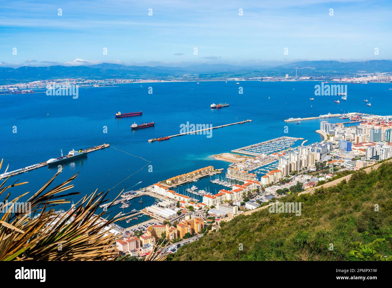 Vue sur la ville de Gibraltar et la baie de Gibraltar depuis Upper Rock, Royaume-Uni Banque D'Images