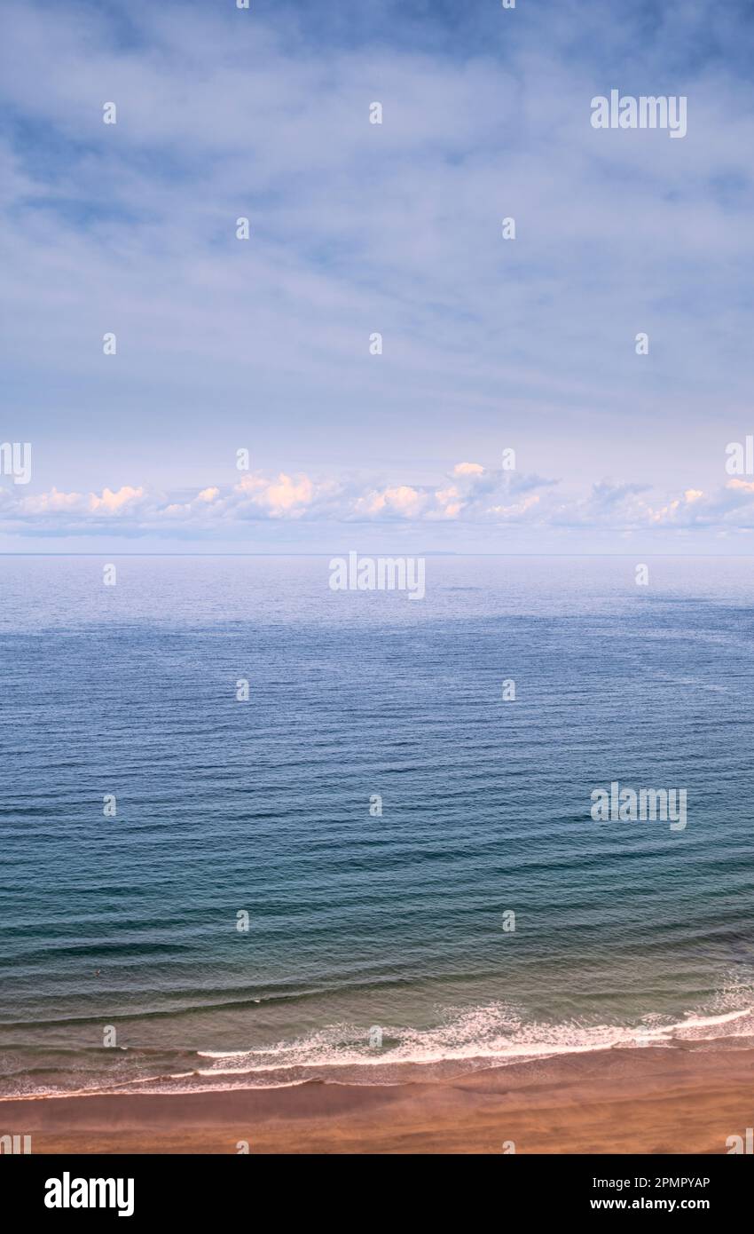 Mer au large de la côte des Cornouailles en Angleterre, au Royaume-Uni Banque D'Images