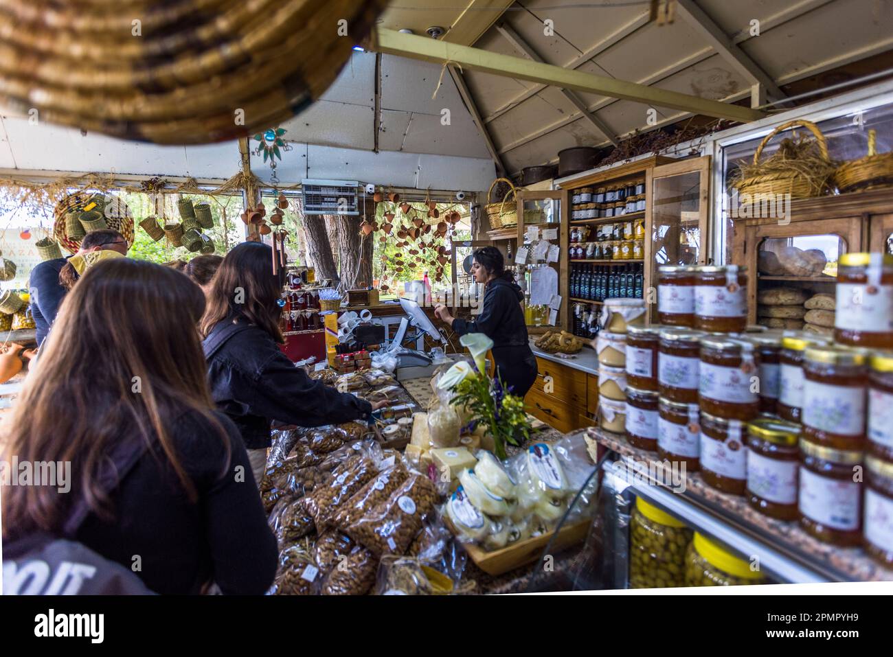 Pentageia, Chypre: Boulangerie à Lefke, où sont vendus des produits de boulangerie et des produits régionaux. Acheter des provisions dans une boulangerie avec des produits locaux près de Lefke, Chypre du Nord Banque D'Images