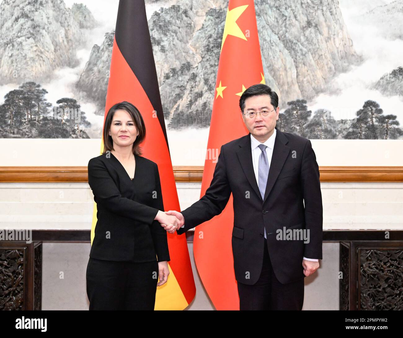 Pékin, Chine. 14th avril 2023. La Conseillère d'État chinoise et ministre des Affaires étrangères, Qin Gang, et la ministre allemande des Affaires étrangères, Annalena Baerbock, coprésideront la sixième série de dialogues stratégiques entre la Chine et l'Allemagne sur la diplomatie et la sécurité à Beijing, capitale de la Chine, 14 avril 2023. Credit: Shen Hong/Xinhua/Alay Live News Banque D'Images