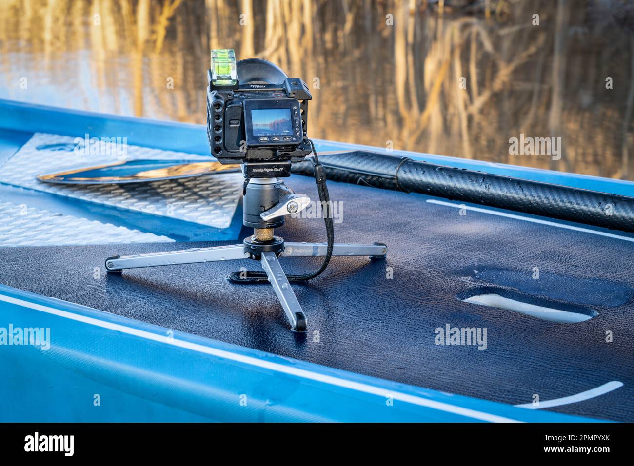 Fort Collins, CO, Etats-Unis - 12 avril 2023: Caméra embarquée étanche, Sony  RX0 II, dans une cage avec un niveau à bulle monté sur un mini trépied pour  le tournage de sta