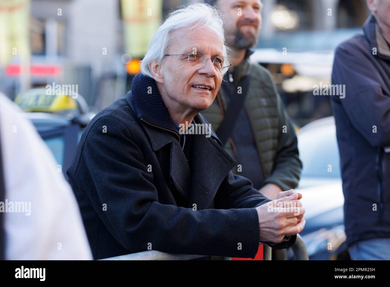 Stuttgart, Allemagne. 14th avril 2023. Martin Poguntke, porte-parole de l'action Alliance contre Stuttgart 21, est membre de l'audience. Une alliance d'associations environnementales, de syndicats et de partis politiques s'oppose à la fermeture prévue par le chemin de fer du S-Bahn en face de la gare centrale de Stuttgart. Crédit : Julian Rettig/dpa/Alay Live News Banque D'Images