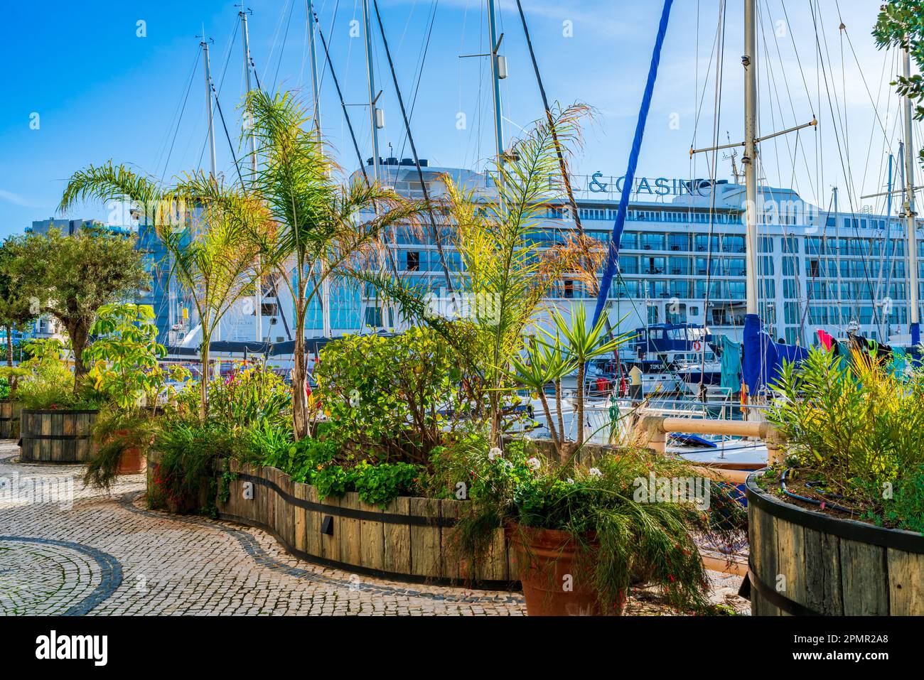 GIBRALTAR, Royaume-Uni - 10 MARS 2023 : Marina Bay, dans le village océanique de Gibraltar, est bordée d'appartements résidentiels, de bars et de restaurants Banque D'Images