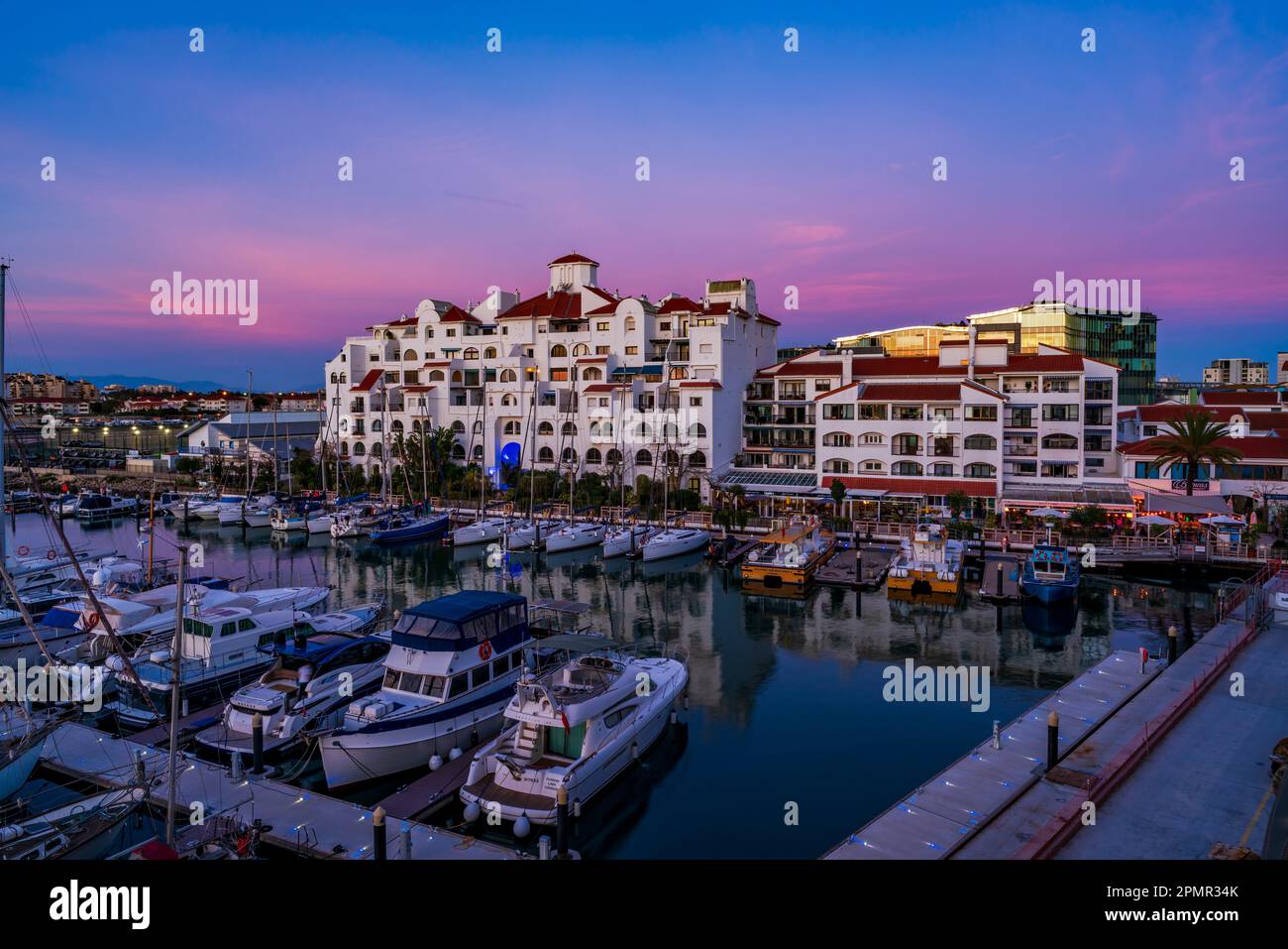 GIBRALTAR, Royaume-Uni - 10 MARS 2023 : coucher de soleil coloré sur la Marina Bay à Gibraltar, un territoire britannique d'outre-mer et une promontoire sur la côte sud de l'Espagne. Banque D'Images