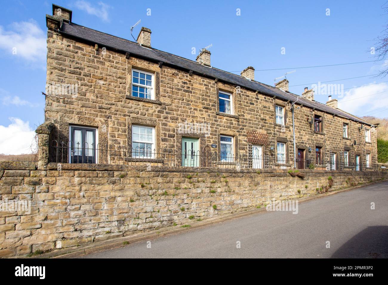 Une rangée de cottages traditionnels en pierre dans le village de peste du Derbyshire Peak District anglais d'Eyam, en Angleterre Banque D'Images