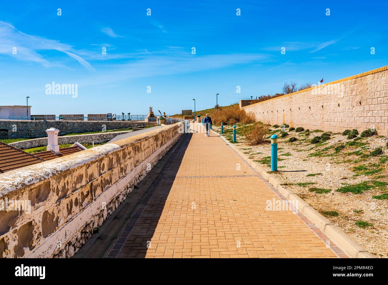 GIBRALTAR, Royaume-Uni - MARS 11 2023: Promenades touristiques le long de la promenade à Europa point, le point le plus au sud de Gibraltar. Banque D'Images