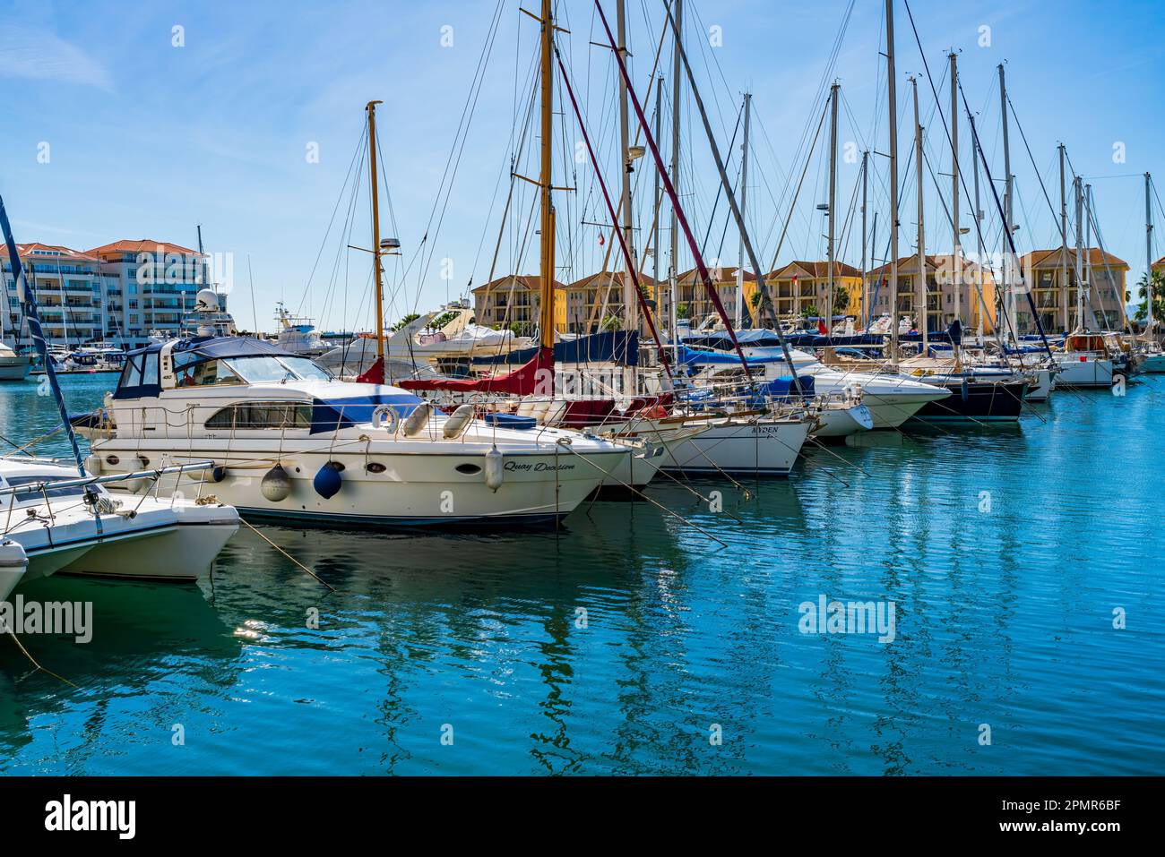 GIBRALTAR, Royaume-Uni - 11 MARS 2023 : yachts et bateaux de luxe amarrés dans la marina Mid-Harbour de Gibraltar. Banque D'Images