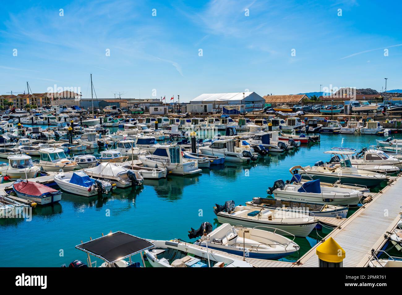GIBRALTAR, Royaume-Uni - 11 MARS 2023 : yachts et bateaux de luxe amarrés dans la marina Mid-Harbour de Gibraltar. Banque D'Images