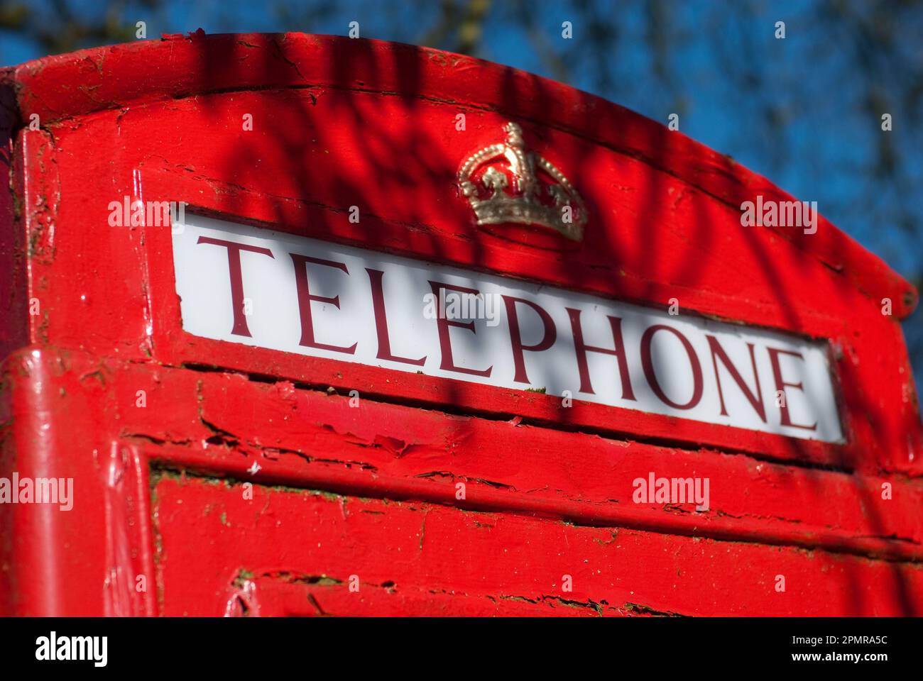 Une cabine téléphonique GPO vintage dans le village de Prestbury, Cheshire. Banque D'Images