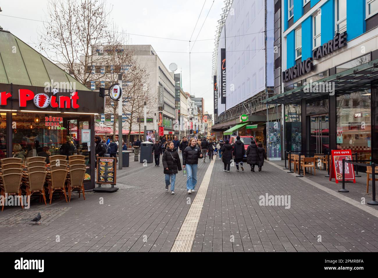 Dortmund, Allemagne - 03 janvier 2023 : rue avec des gens à Dortmund. Déplacement Banque D'Images