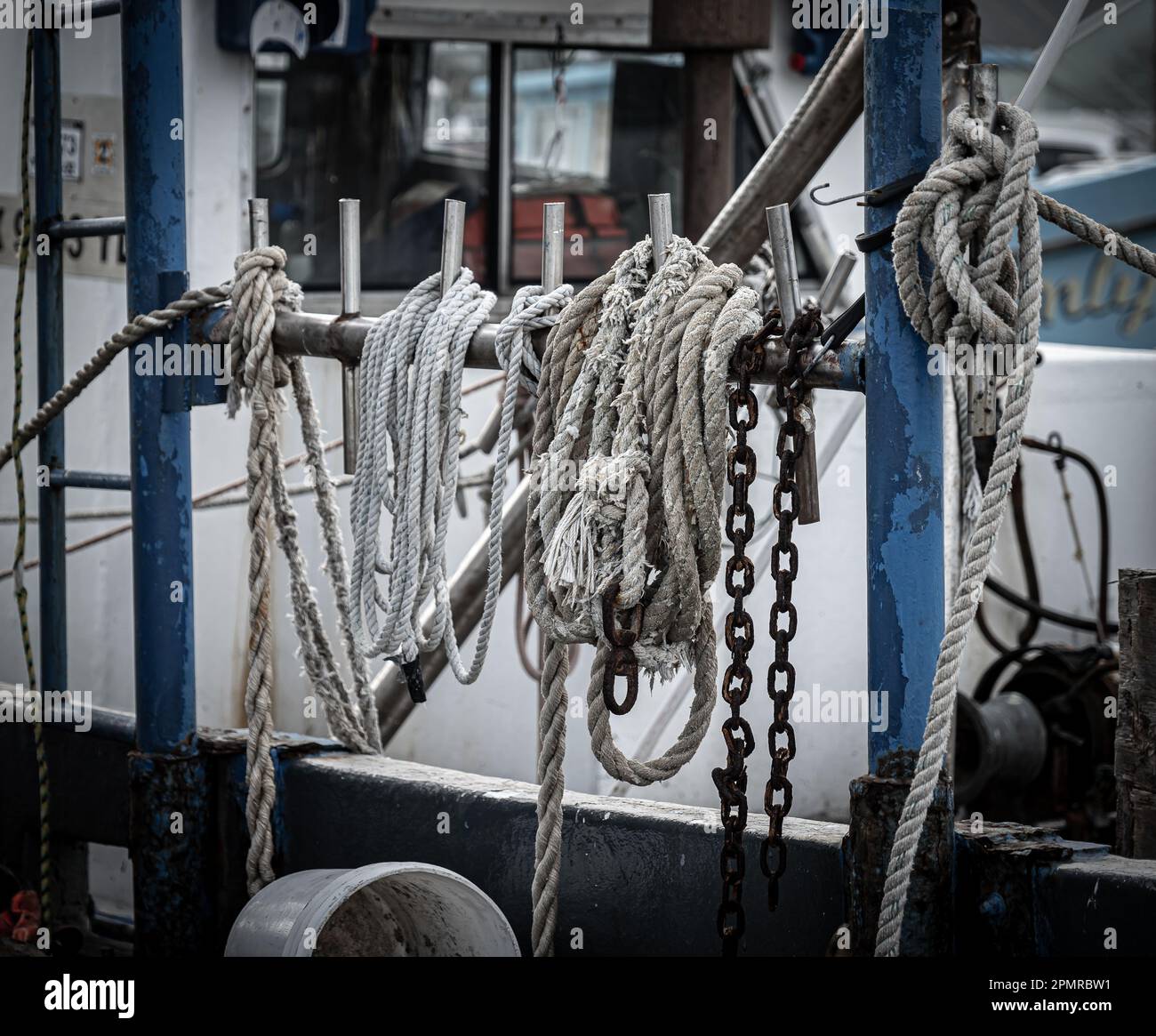 Plusieurs ont utilisé des cordes et une chaîne accrochée sur le pont d'un bateau de pêche commercial. Banque D'Images