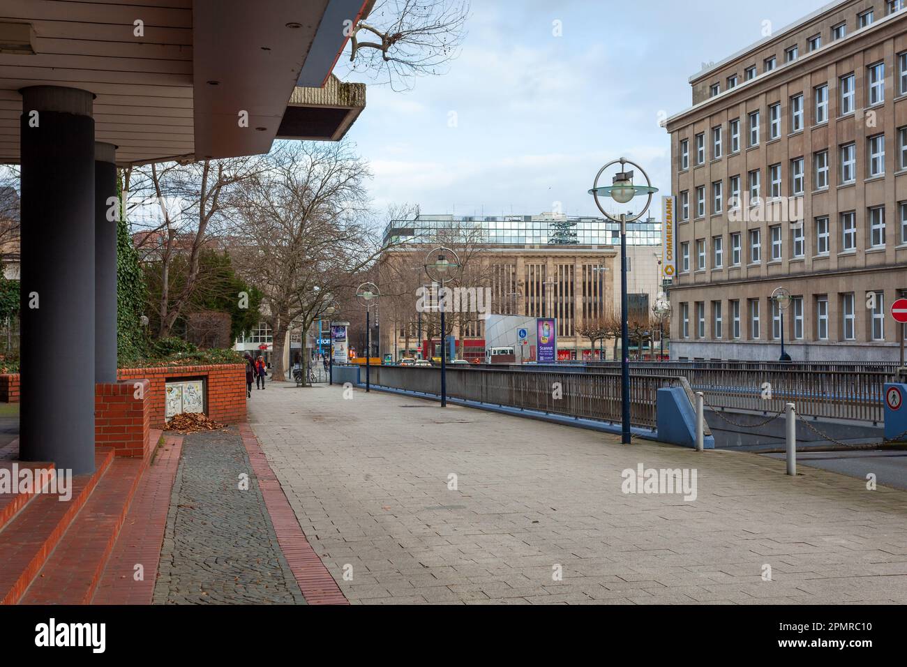 Dortmund, Allemagne - 03 janvier 2023 : rue avec des gens à Dortmund. Déplacement Banque D'Images