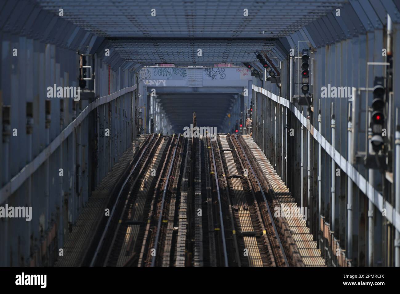 Vue sur les voies de métro au-dessus du pont de Williamsburg sur 14 avril 2023 à New York. Banque D'Images