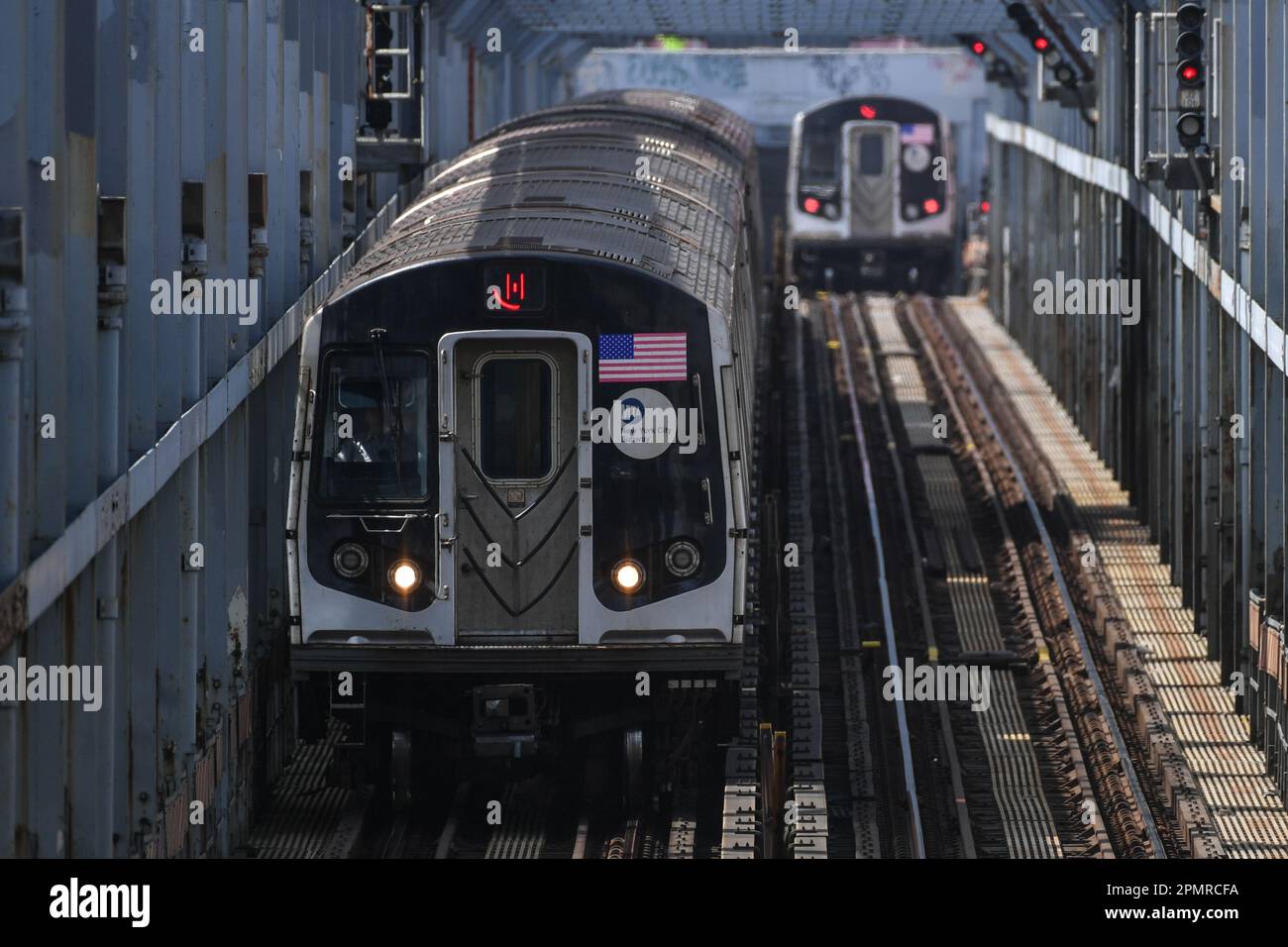 Deux métros traversent le pont de Williamsburg sur 14 avril 2023 à New York. Banque D'Images