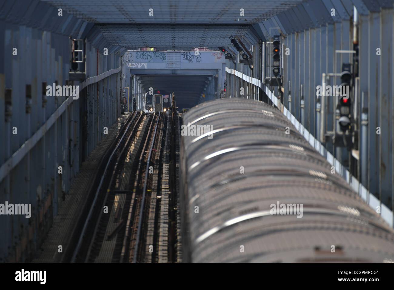 Un métro traverse le pont de Williamsburg sur 14 avril 2023 dans la ville de New York. Banque D'Images