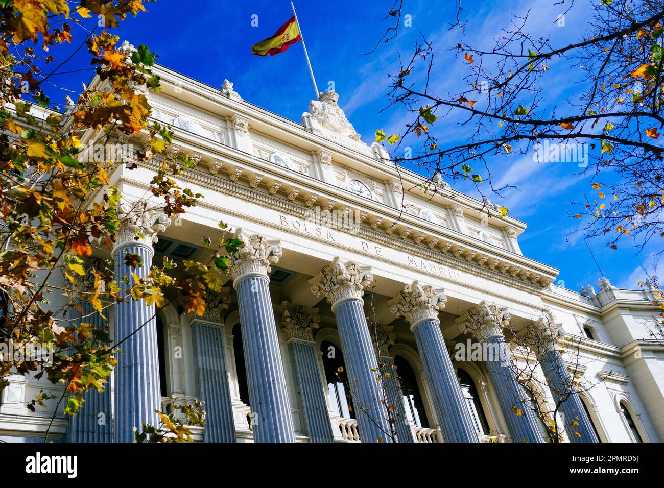 Le palais de la Bolsa de Madrid, Palacio de la Bolsa de Madrid, est un bâtiment du XIXe siècle situé à Madrid, en Espagne. Il a été conçu pour accueillir le m Banque D'Images