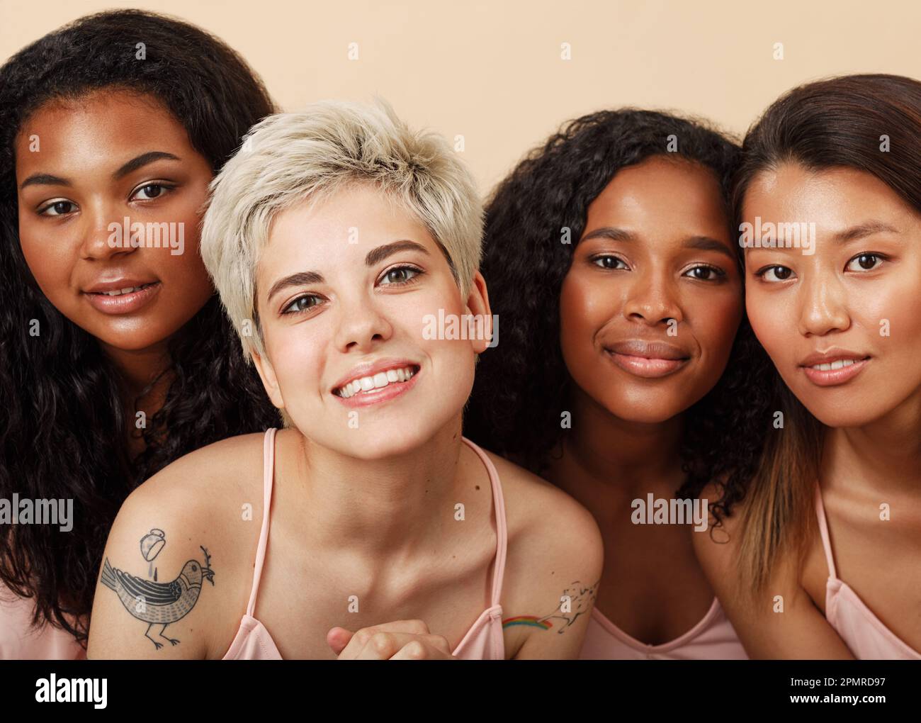Portrait de groupe de quatre femmes différentes dans le studio. Femme avec différentes couleurs de peau assis ensemble. Banque D'Images
