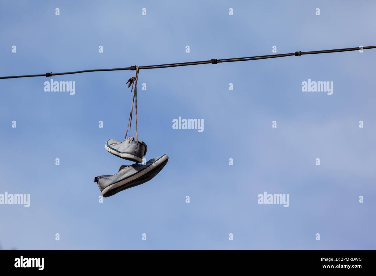 Chaussures accrochées dans le câble Banque D'Images