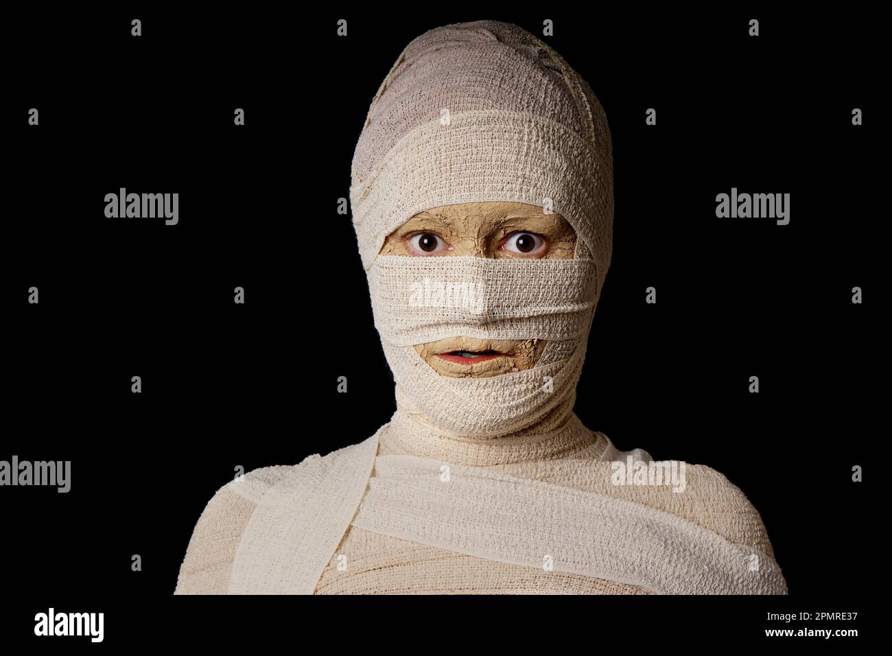 Femme enveloppé de bandages comme une momie égyptienne pour l'halloween Banque D'Images