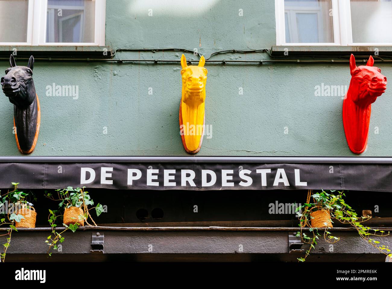 Les têtes de chevaux de couleur sur la façade du Restaurant de Peerdestal. Anvers, région flamande, Belgique, Europe Banque D'Images