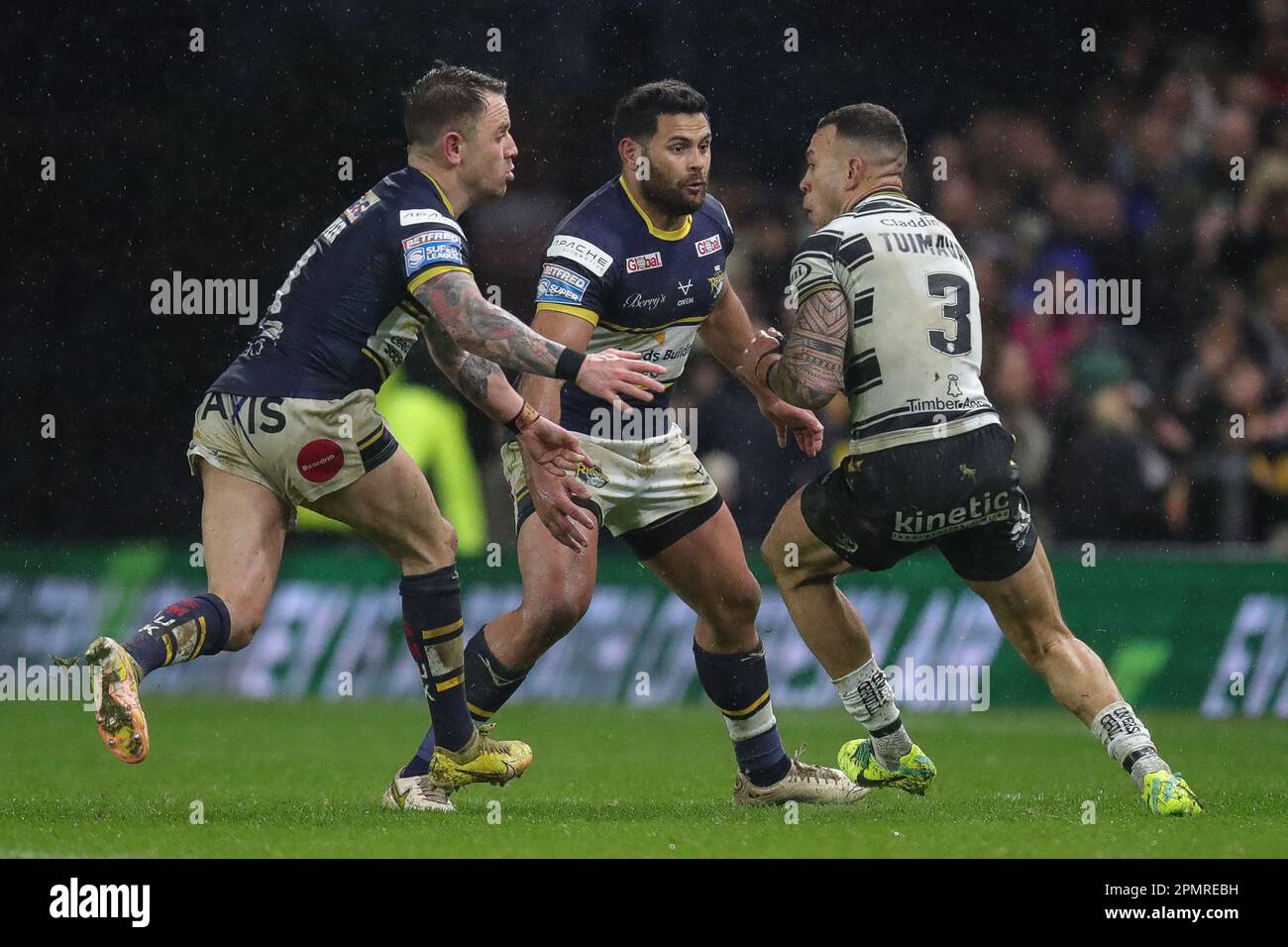 Carlos Tuimavave #3 de Hull FC est attaqué par Rhyse Martin #12 de Leeds Rhinos et Richie Myler #1 de Leeds Rhinos lors du match Betfred Super League Round 9 Leeds Rhinos vs Hull FC au Headingley Stadium, Leeds, Royaume-Uni, 14th avril 2023 (photo de James Heaton/News Images) Banque D'Images