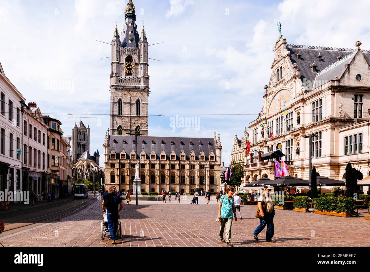 Sint-Baafsplein, le coeur de la ville. Trois puissances sont représentées sur cette place centrale: La citoyenneté par son beffroi puissant (C), l'intellect par Banque D'Images