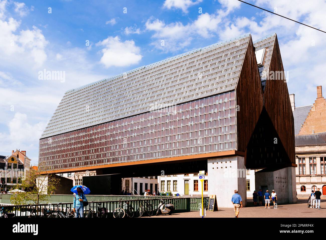 Pavillon de la ville. Bâtiment moderne dans le centre-ville. Le pavillon de ville ouvert et multifonctionnel est un chef-d'œuvre architectural conçu par les architectes R Banque D'Images