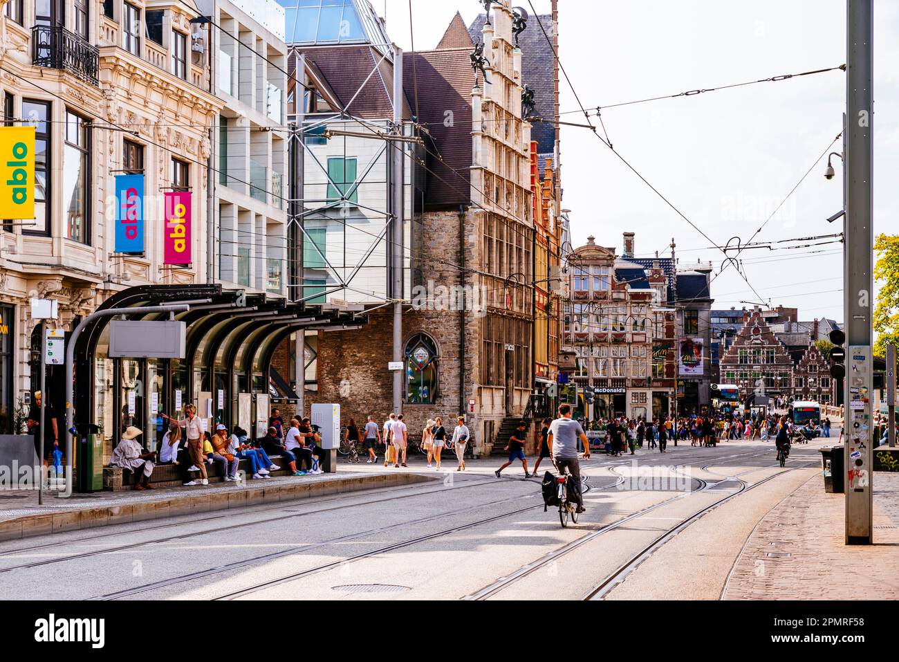 Le centre historique animé de Gand, où le meilleur moyen de se déplacer est le vélo. Gand, Flandre orientale, région flamande, Belgique, Europe Banque D'Images