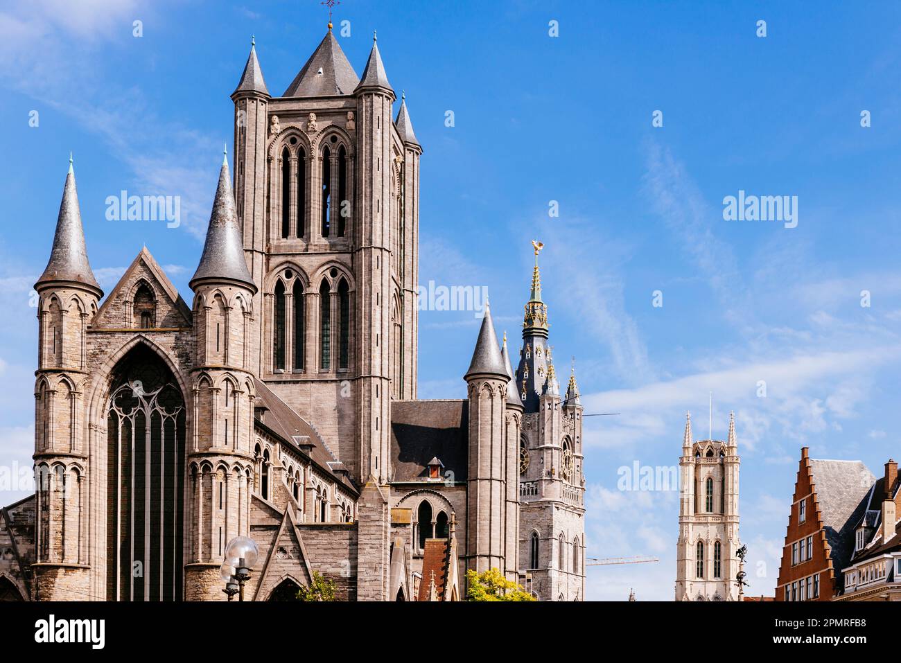 Horizon de la ville médiévale, célèbre rangée de trois. St. L'église Nicholas (L), le beffroi de Gand (C) et Saint-Nicolas Tour de la cathédrale de Bavo (R). Gand, Flandre orientale, Flemi Banque D'Images