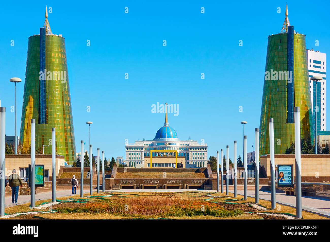 Astana (Nur-Sultan), Kazakhstan - 2 avril 2023 : boulevard Nurjol à Astana avec résidence du Président de la République du Kazakhstan à la fin Banque D'Images