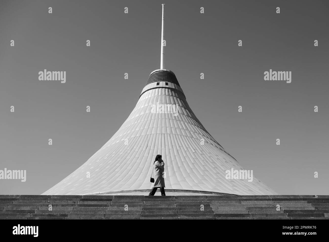 Astana (Nur-Sultan), Kazakhstan - 3 avril 2023: Femme marchant par le Centre de divertissement Khan Shatyr dans la ville d'Astana. Photo urbaine noir et blanc Banque D'Images