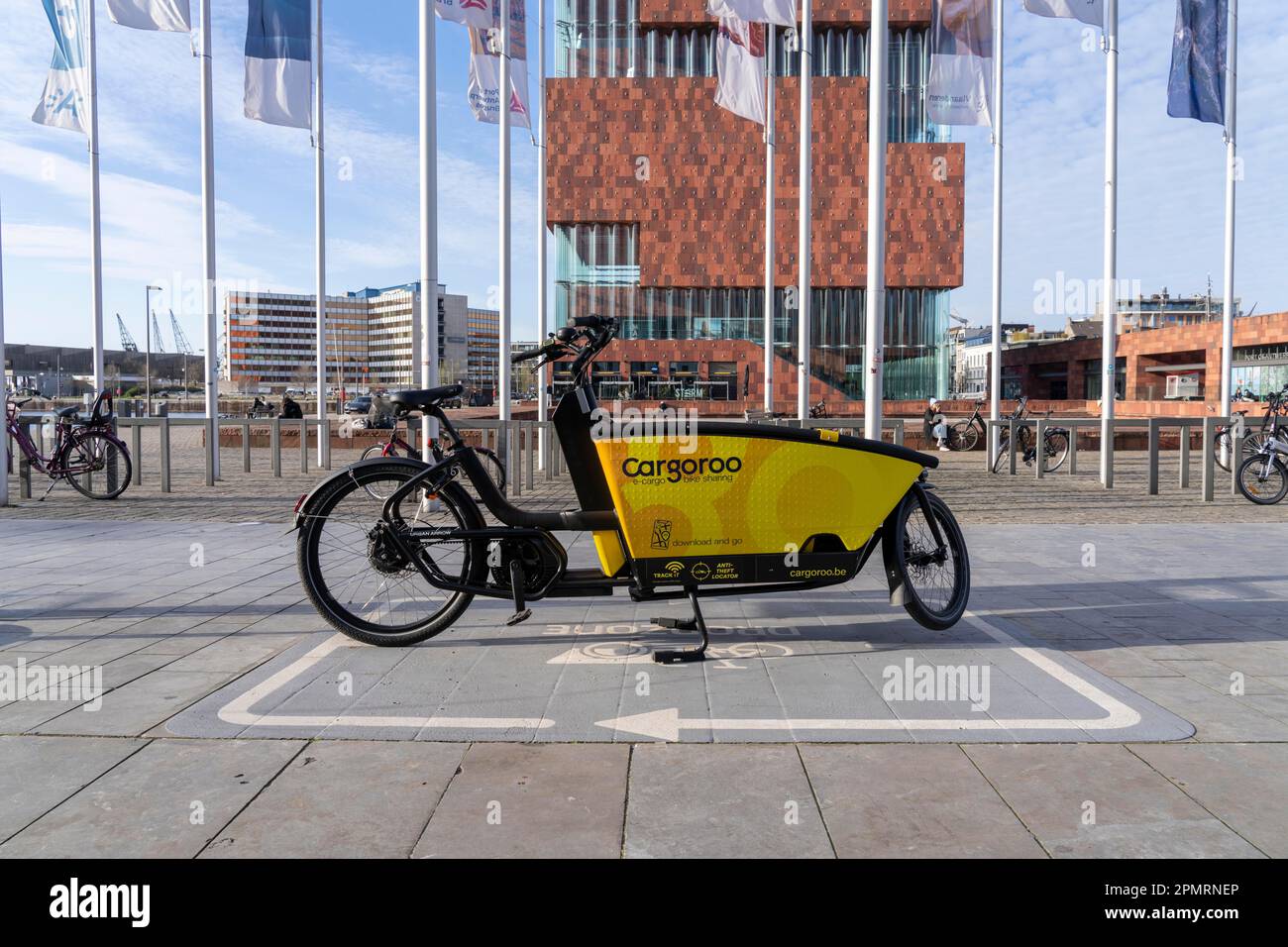 Station de location, zone de dépôt pour la location de vélos, fournisseur Cargoroo, vélos de cargaison, e-bike, place de stationnement de vélos pour la location temporaire, à MAS, Musée am Strom Banque D'Images