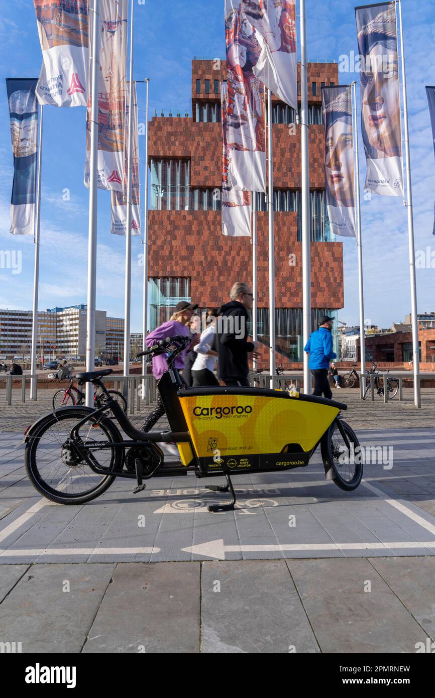 Station de location, zone de dépôt pour la location de vélos, fournisseur Cargoroo, vélos de cargaison, e-bike, place de stationnement de vélos pour la location temporaire, à MAS, Musée am Strom Banque D'Images