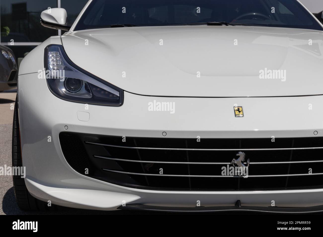 Indianapolis - Circa avril 2023 : exposition Ferrari GTC4Lusso à la concession. La Ferrari GTC4Lusso est un grand tourer de 6,2 litres - 12 cylindres à quatre places. Banque D'Images