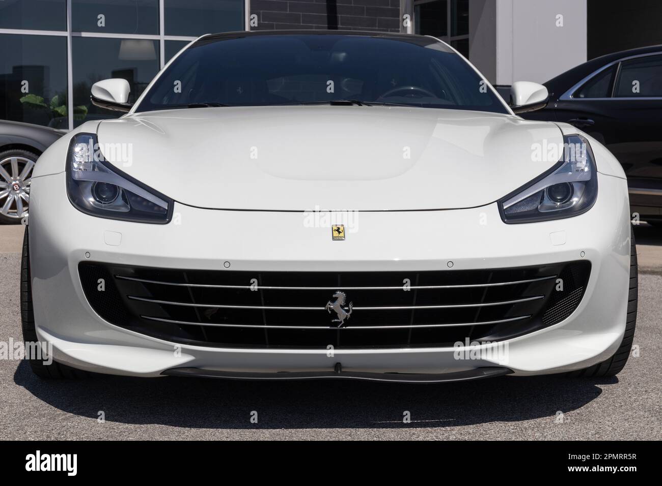 Indianapolis - Circa avril 2023 : exposition Ferrari GTC4Lusso à la concession. La Ferrari GTC4Lusso est un grand tourer de 6,2 litres - 12 cylindres à quatre places. Banque D'Images