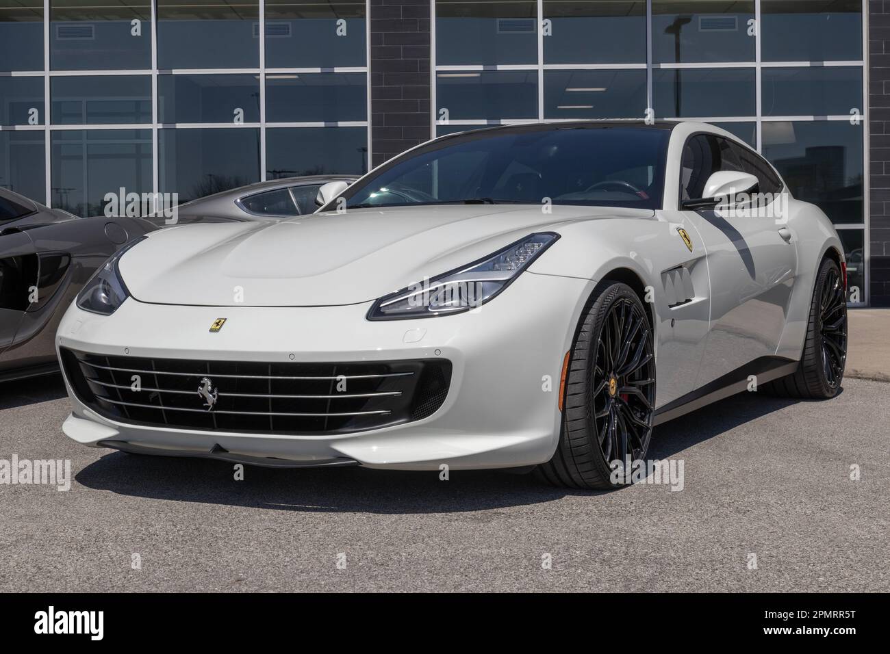 Indianapolis - Circa avril 2023 : exposition Ferrari GTC4Lusso à la concession. La Ferrari GTC4Lusso est un grand tourer de 6,2 litres - 12 cylindres à quatre places. Banque D'Images