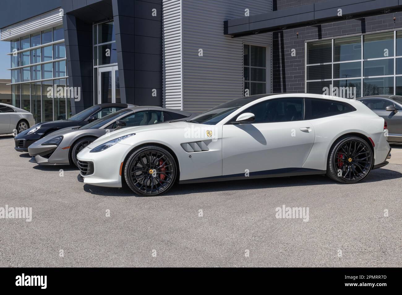 Indianapolis - Circa avril 2023 : exposition Ferrari GTC4Lusso à la concession. La Ferrari GTC4Lusso est un grand tourer de 6,2 litres - 12 cylindres à quatre places. Banque D'Images