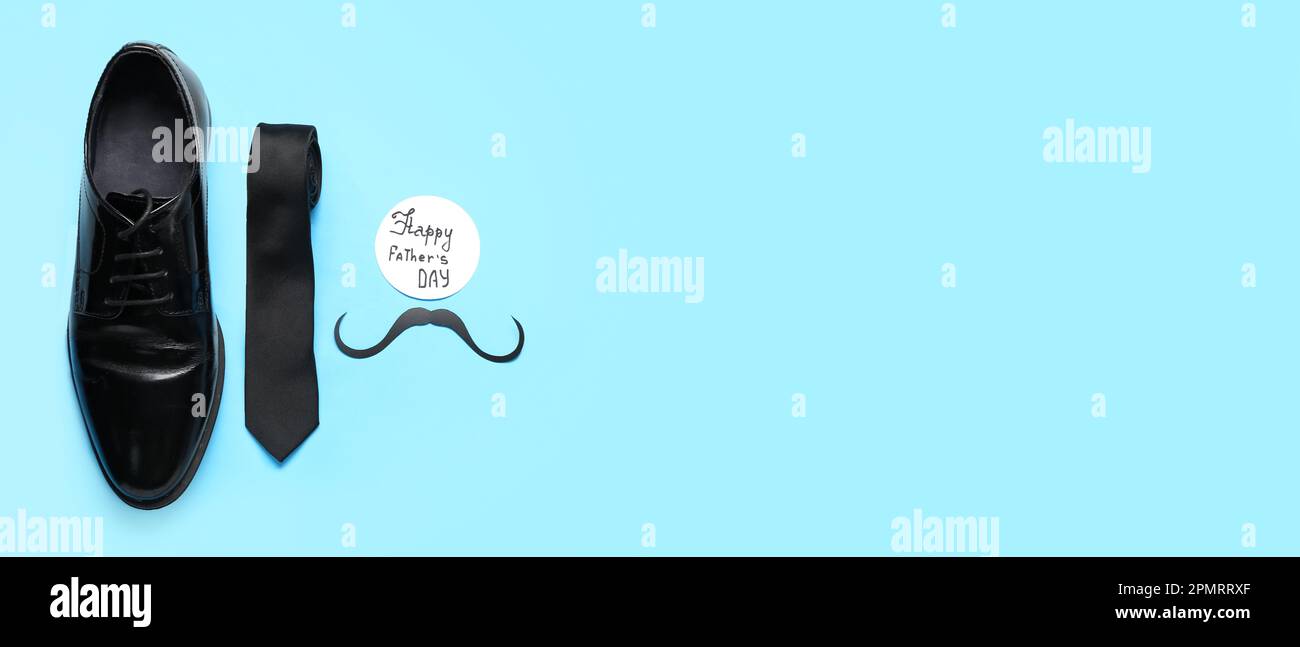 Chaussure, cravate, moustache et carte pour homme avec texte HAPPY PATHER DAY sur fond bleu clair avec espace pour le texte Banque D'Images