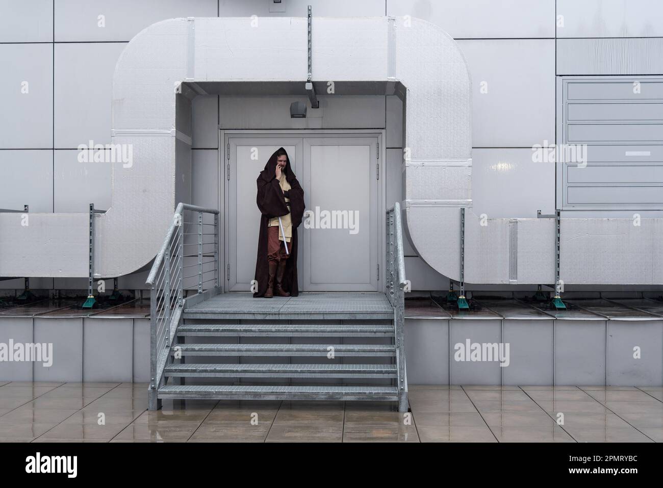 Prague, République tchèque. 14th avril 2023. Un participant vêtu d'un costume pendant le festival Comic-con. Comic-con Prague est le plus grand festival tchèque de la culture pop, qui est surtout visité par les amateurs de films, séries, BD ou jeux avec des thèmes principalement de science-fiction, de fantaisie ou d'horreur. Crédit : SOPA Images Limited/Alamy Live News Banque D'Images