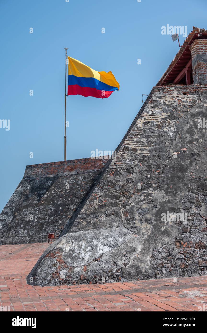 Vue sur le drapeau colombien au-dessus des remparts de la forteresse de San Felipe de Barajas. Banque D'Images