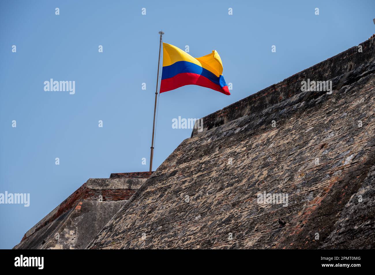 Vue sur le drapeau colombien au-dessus des remparts de la forteresse de San Felipe de Barajas. Banque D'Images