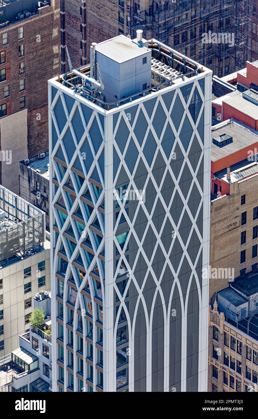 Vue d'en haut : 30 East 31st Street le treillis blanc en terre cuite forme des arches entrecroisées au-dessus de Midtown Manhattan. Banque D'Images