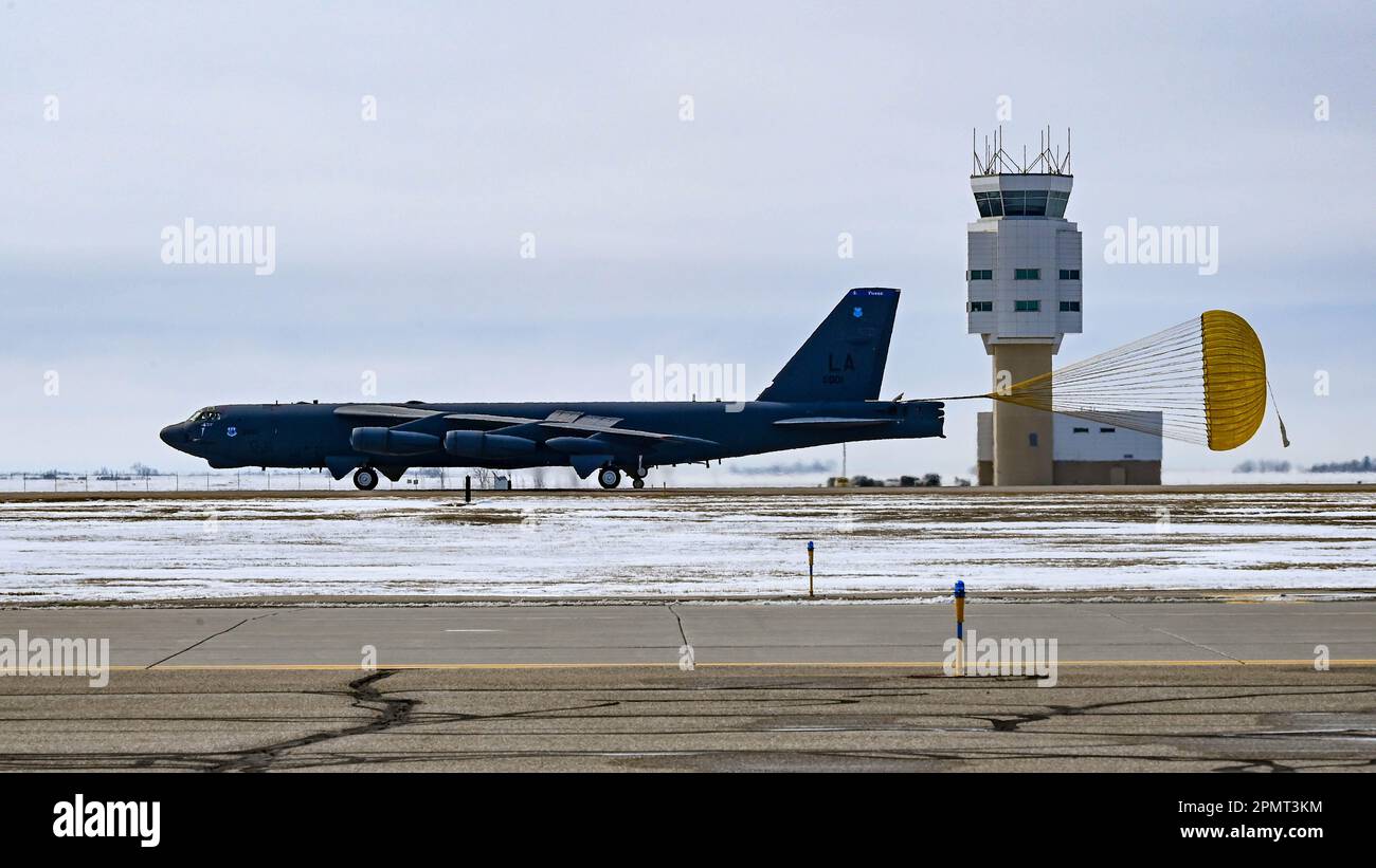 Une stratofortesse B-52H affectée à l'escadre de la bombe de 2nd à la base aérienne de Barksdale, L.A., a atterrit à la base aérienne de Minot, Dakota du Nord, pendant l'exercice de tonnerre mondial, 7 avril 2023. Des aviateurs et des aéronefs de l'aile Bomb 2nd à l'AFB de Barksdale, LA intégrés au personnel de l'aile Bomb 5th à l'AFB de Minot, pour effectuer la planification, l'entretien, la sécurité, la logistique et les opérations combinées de B-52H StratoFortress à l'appui de GT23. (É.-U. Photo de la Force aérienne par le premier Airman Zachary Wright) Banque D'Images