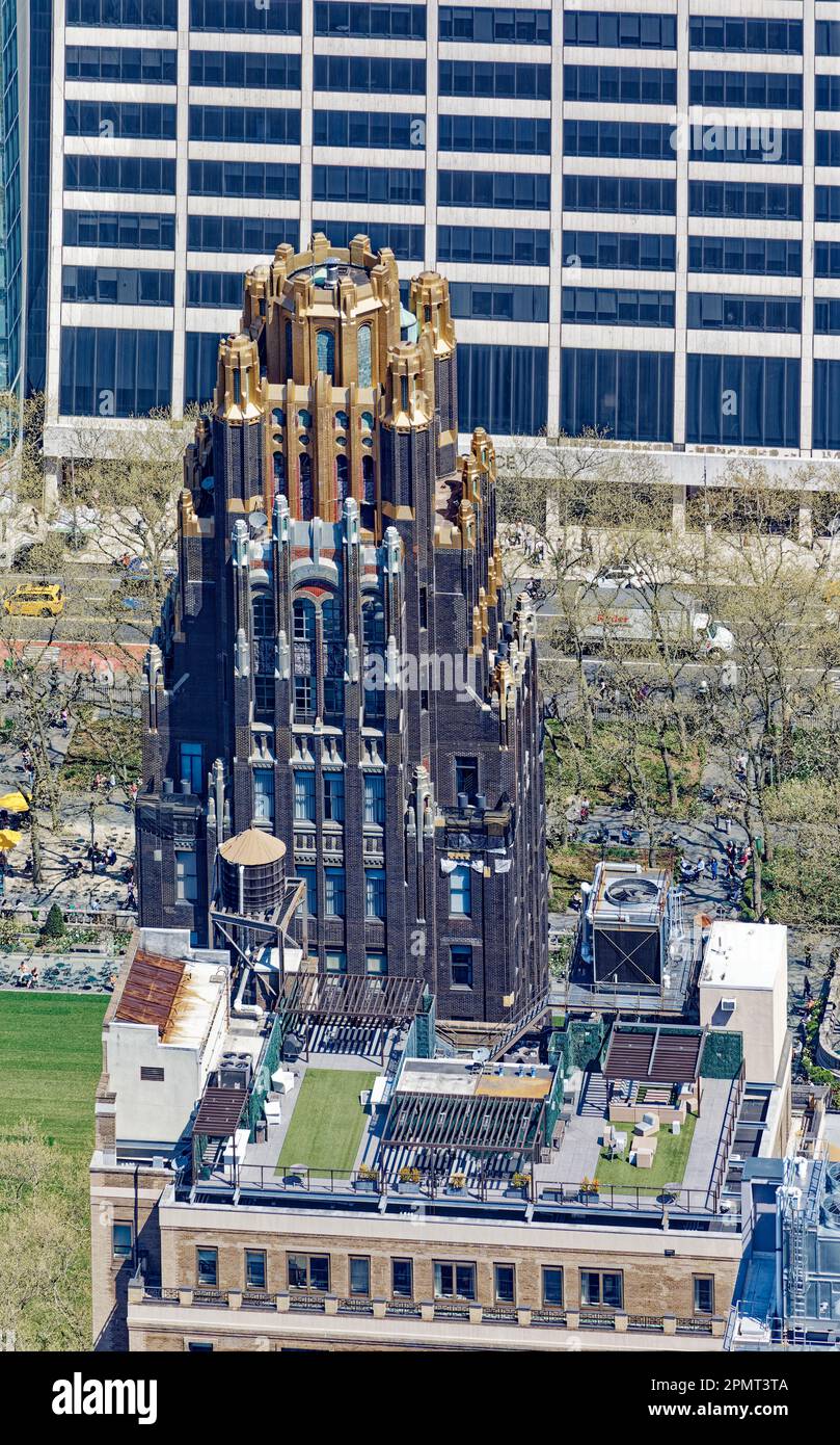 Vue d'en haut: Des pinnacles d'argent et d'or brillent au-dessus de la tour de briques noires de l'hôtel Bryant Park, construit en 1924 comme bâtiment de radiateur américain. Banque D'Images