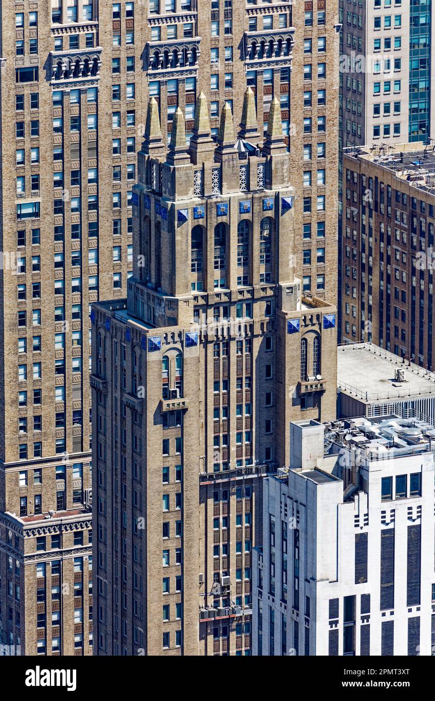 Vue d'en haut : les médaillons de terre cuite bleu cobalt marquent le sommet du 295 Madison Avenue, bâtiment colonial Lefcourt, dans Midtown Manhattan. Banque D'Images