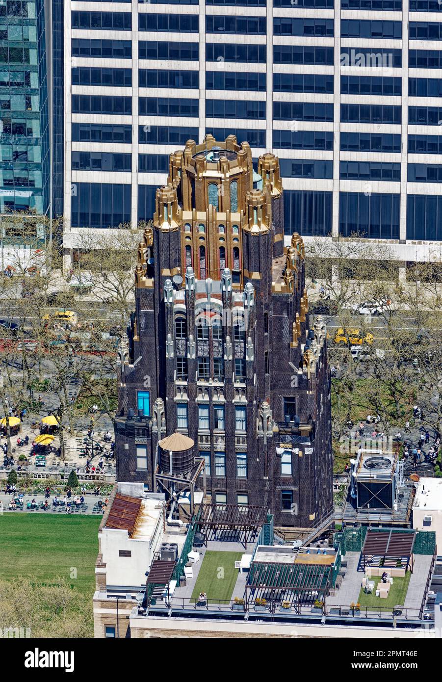 Vue d'en haut: Des pinnacles d'argent et d'or brillent au-dessus de la tour de briques noires de l'hôtel Bryant Park, construit en 1924 comme bâtiment de radiateur américain. Banque D'Images