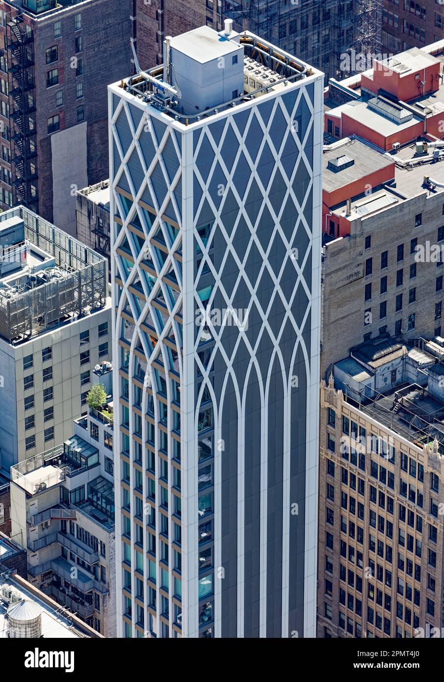 Vue d'en haut : 30 East 31st Street le treillis blanc en terre cuite forme des arches entrecroisées au-dessus de Midtown Manhattan. Banque D'Images