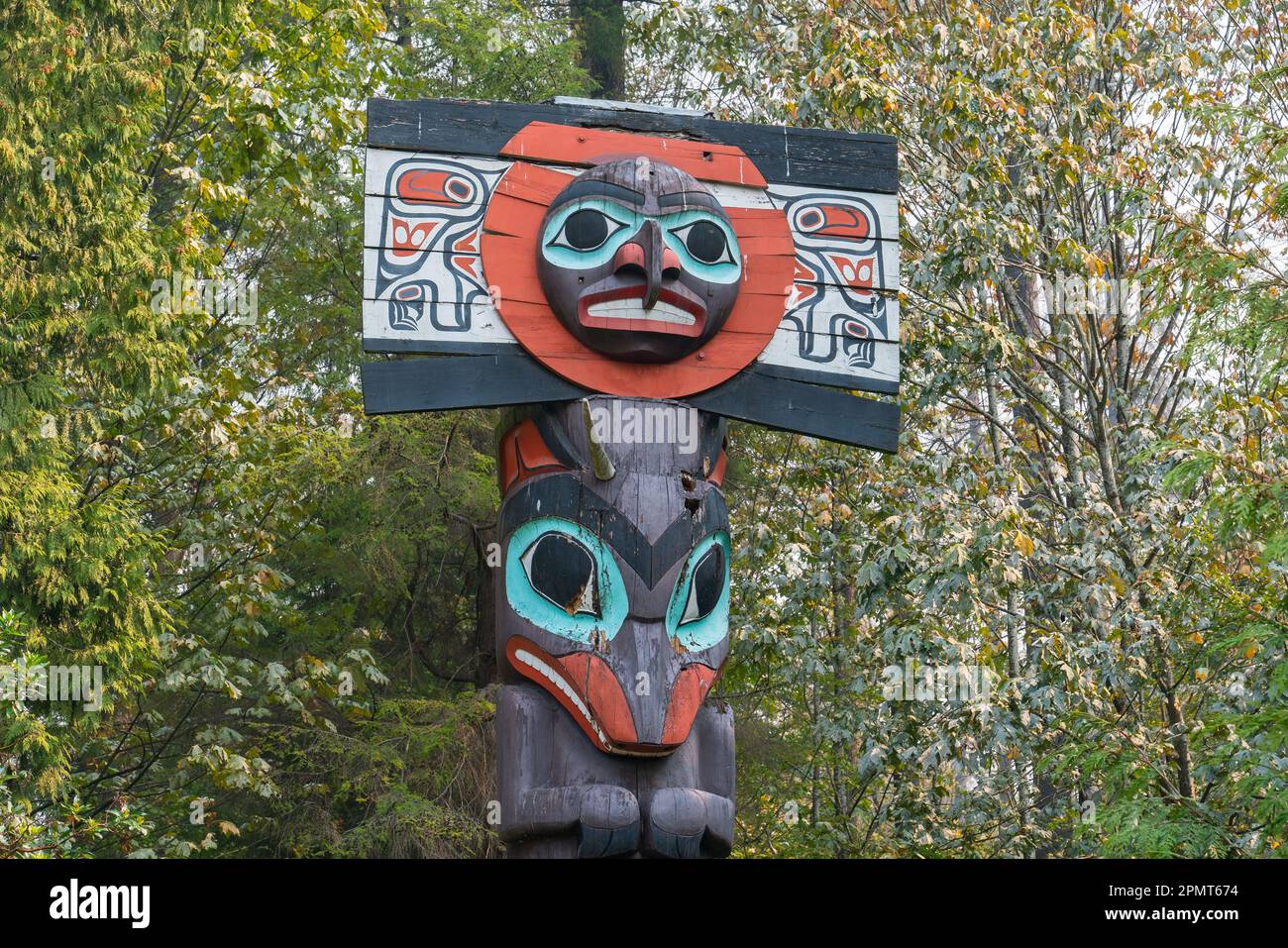 Vancouver, Canada - 11 septembre 2022 : le totem dans le parc Staley est l'un des nombreux totem des Premières nations exposés dans le parc. Banque D'Images